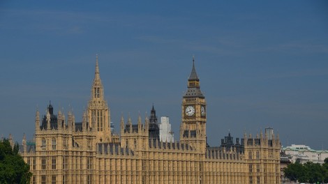 Živahno dogajanje ob Brexitu na političnem parketu se je preneslo tudi v stavnice