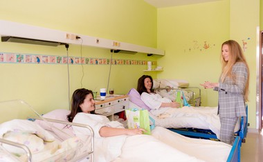 Hajdi razveselila novopečene mamice v porodnišnici Ljubljana