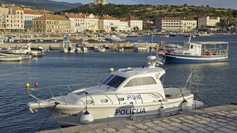 Vplutje hrvaškega policijskega čolna v slovensko morje je provokacija, meni Cerar!