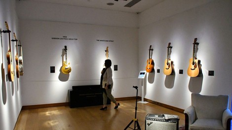Dragocene kitare Davida Gilmourja pred dražbo na ogled v Londonu