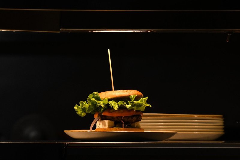 V čast novemu japonskemu cesarju na Japonskem na voljo superhamburger za 800 evrov! (foto: Profimedia)