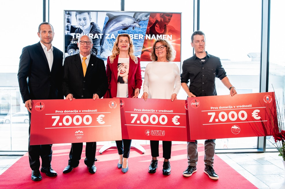 Jure Košir, ambasador projekta #vednopodpiraj dober namen; Bogdan Gabrovec, predsednik OKS – ZŠZ, Ruža Tomić Fontana, glavna direktorica Coca-Cole HBC za Hrvaško, Bosno in Hercegovino in Slovenijo; Anita Ogulin, predsednica ZPM Ljubljana Moste-Polje, Tilen Genov iz društva Morigenos. (foto: Matic Kremžar)