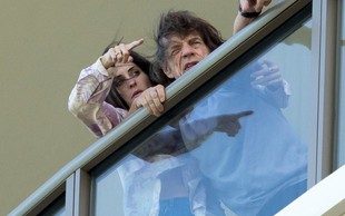 Mick Jagger dobro okreva v družbi 43 let mlajše žene