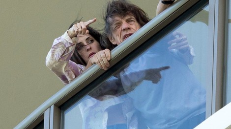 Mick Jagger dobro okreva v družbi 43 let mlajše žene