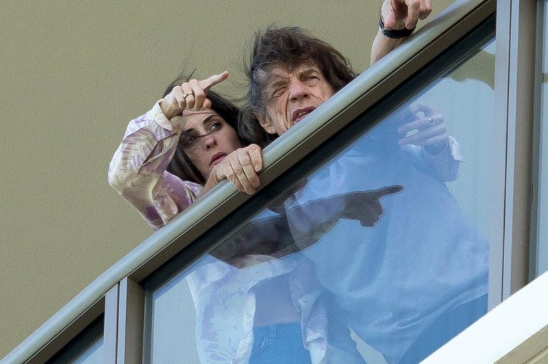 Mick Jagger dobro okreva v družbi 43 let mlajše žene (foto: Profimedia)