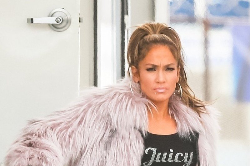 Jennifer Lopez na pragu 50 let zažiga s postavo v kopalkah (foto: Profimedia)