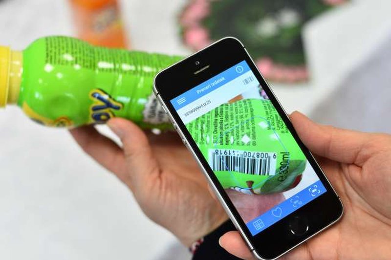 Mobilna aplikacija VešKajJeš za pomoč pri hitri in enostavni izbiri bolj zdravih živil (foto: Tamino Petelinšek/STA)