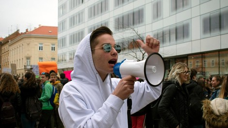 V Zagrebu prah dviguje študentska tribuna z obsojenim vojnim zločincem