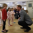 Princ Harry se je zabaval v družbi malih balerin
