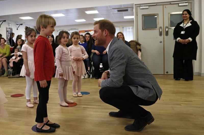 Princ Harry se je zabaval v družbi malih balerin (foto: Profimedia)