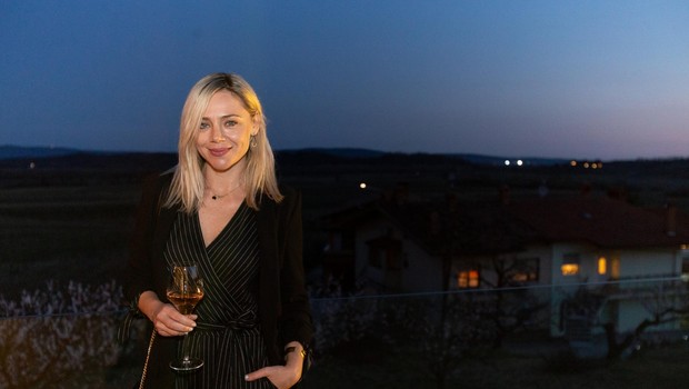 Svetovno priljubljena slovenska 
igralka Katarina Čas je na terasi 
Grediča v osrčju Goriških brd 
uživala ob res pravljičnem pogledu, 
ki ga ponuja ta kraj z okolico. (foto: Luka Kotnik)