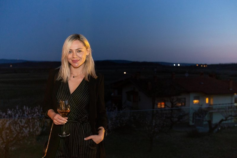 Svetovno priljubljena slovenska 
igralka Katarina Čas je na terasi 
Grediča v osrčju Goriških brd 
uživala ob res pravljičnem pogledu, 
ki ga ponuja ta kraj z okolico. (foto: Luka Kotnik)