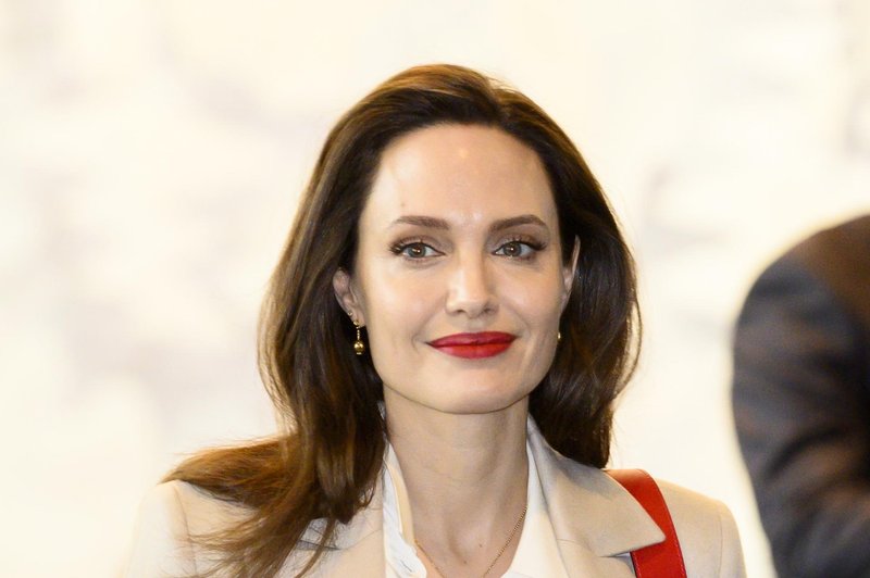Angelina Jolie (43 let) je razkrila, da ji je bilo največ do seksa takrat, ko je bila noseča.
“Za seksualno življenje je bilo to enkratno, saj se počutiš bolj kreativnega in se bolj zabavaš. Sem pa še vedno poredno dekle, to je del mene,” odkrito govori Angelina. (foto: Profimedia Profimedia, Splash - Aktivní)