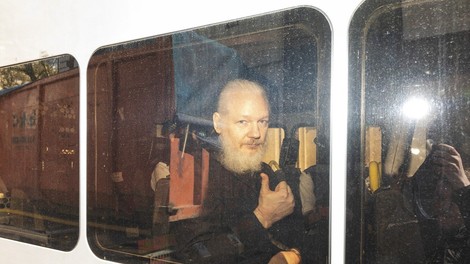 Švedska tožilka vložila uradno zahtevo za pridržanje Assangea