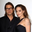 Angelina Jolie si želi nazaj v objem Brada Pitta, zato ves čas zavlačuje ločitveni postopek
