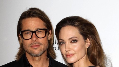 Angelina Jolie si želi nazaj v objem Brada Pitta, zato ves čas zavlačuje ločitveni postopek