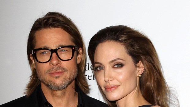 Angelina Jolie si želi nazaj v objem Brada Pitta, zato ves čas zavlačuje ločitveni postopek (foto: Profimedia)