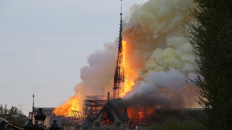 V Parizu izbruhnil požar v  katedrali Notre Dame - zrušil se je 93 metrov visok stolpič