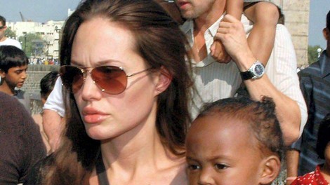 Angelina Jolie že dve leti mati samohranilka