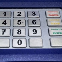 Dvig gotovine na bankomatu: Kdaj je pametno pritisniti rdečo tipko?