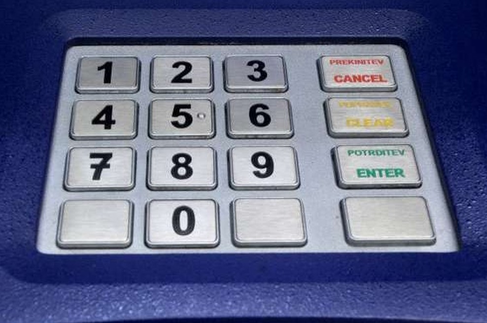 Dvig gotovine na bankomatu: Kdaj je pametno pritisniti rdečo tipko? (foto: STA)