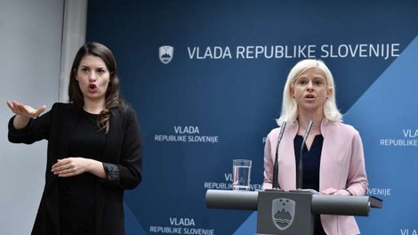 Vlada za umestitev slovenskega znakovnega jezika v ustavo