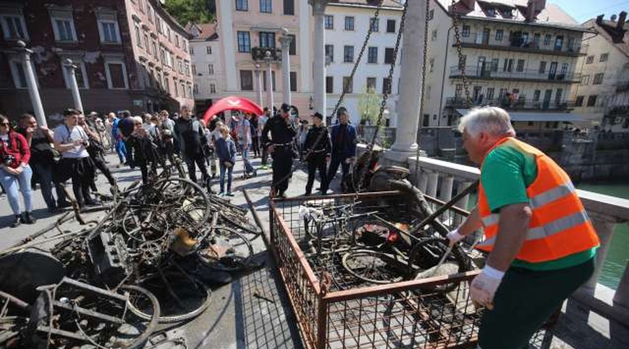 V Ljubljanici je po zaslugi potapljačev za tono manj koles, vozičkov, prometnih znakov ... (foto: STA/Anže Malovrh)