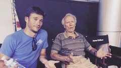 Scott Eastwood
Sin legendarnega igralca Clinta Eastwooda (88), Scott (33), je vedno bolj priljubljen in osvaja ženska srca. Kako tudi ne, saj je zelo podoben svojemu očetu v mladih letih. Poleg čednega videza pa je od očeta nasledil tudi igralski talent. Zanimivo je, da do leta 2009 ni uporabljal očetovega priimka, temveč materinega – Reeves. Clint ima sicer z Jacelyn Reeves še hčerko. Od trenutka, ko je začel uporabljati priimek Eastwood, pa se je Scottu odprlo mnogo vrat.