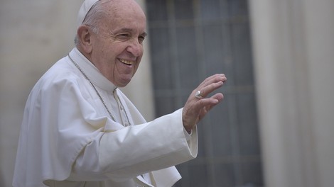 Papež brezdomcem v Rimu podaril velikansko čokoladno jajce