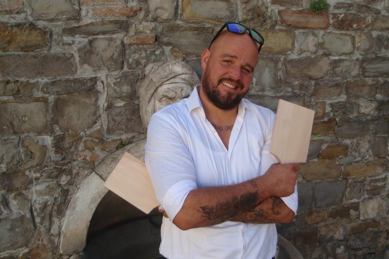 Eden od najbolj 
priljubljenih 
slovenskih kuharskih 
mojstrov Darko 
Klemen je trenutno 
poslovno razpet med 
televizijsko pripravo 
nove oddaje na POP 
TV-ju kot gradbenimi 
deli na Primorskem. (foto: Alpe)