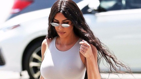 Kim Kardashian presenetila z nadvse elegantnim videzom!