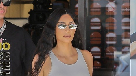 Seksi Kim Kardashian brez modrca in v prozornem krilu plenila poglede