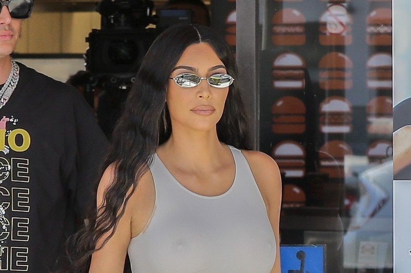 Seksi Kim Kardashian brez modrca in v prozornem krilu plenila poglede (foto: Profimedia)