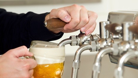 Nemci zaradi vročine in višjih cen lani porabili za pivo kar osem milijard evrov