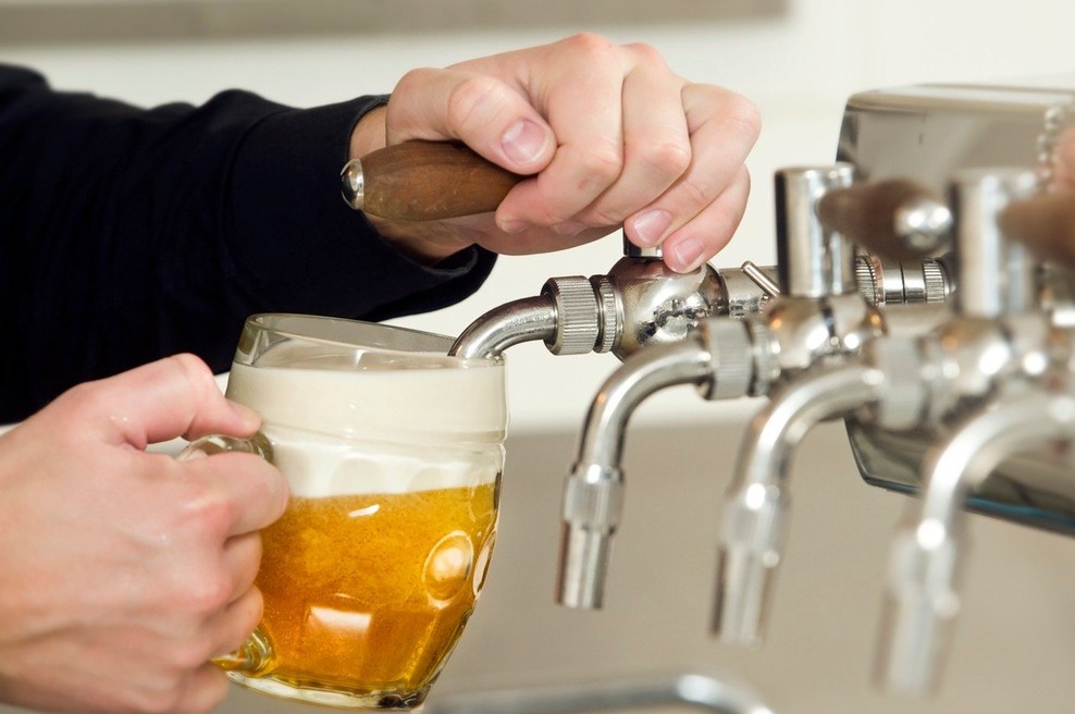 Nemci zaradi vročine in višjih cen lani porabili za pivo kar osem milijard evrov (foto: profimedia)