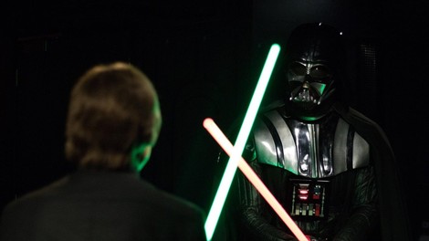 Oboževalci Vojne zvezd navdušeni - na dražbo gre originalni kostum Dartha Vaderja