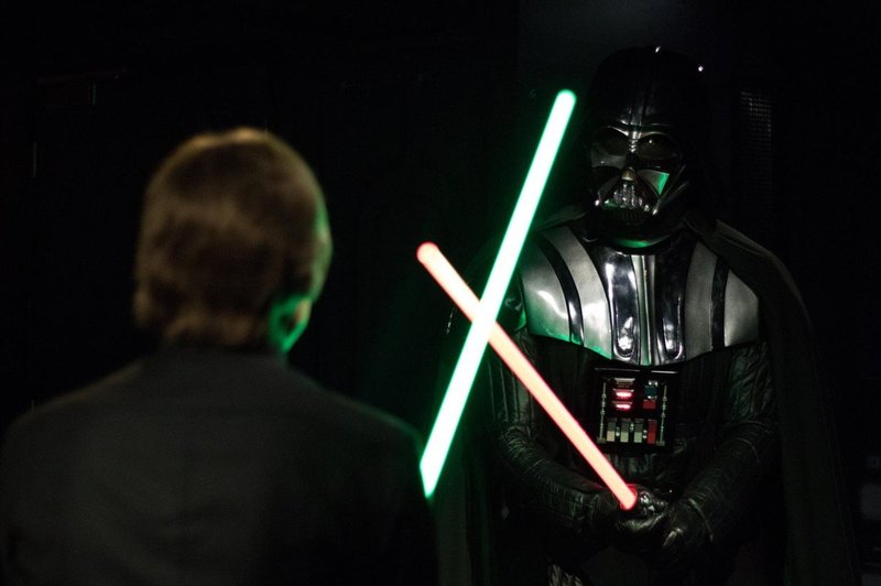 Oboževalci Vojne zvezd navdušeni - na dražbo gre originalni kostum Dartha Vaderja (foto: Profimedia)