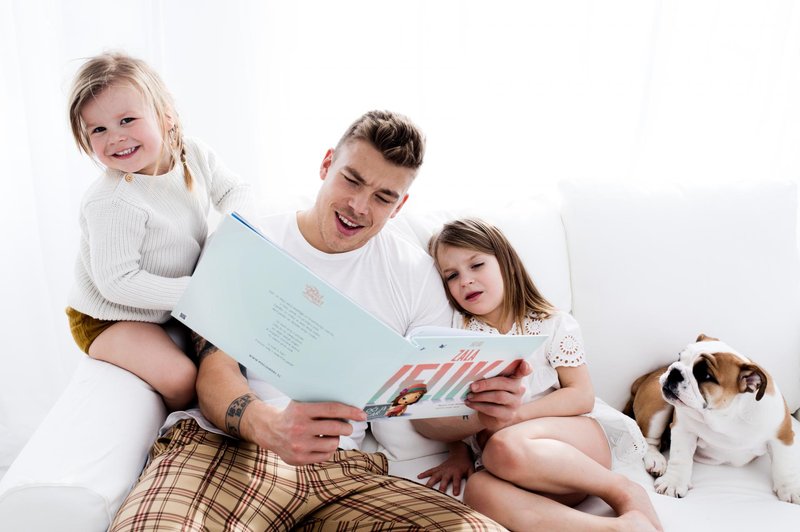 Tudi nogometaš Nejc 
Vidmar je s svojimi 
otroki prebral knjig 
Malih junakov. (foto: Mali Junaki)