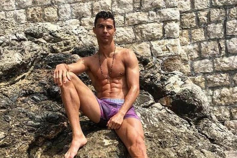 Takole se je Ronaldo nastavljal 
sončnim žarkom na skalah 
Dubrovnika. V šali pravijo, da je 
deset let mlajši od samega sebe. (foto: Profimedia Profimedia, Planet)