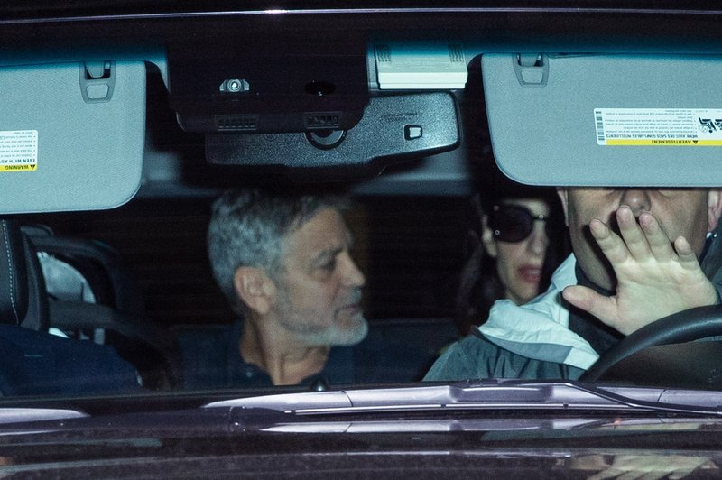 Amal in Georga Clooneyja paparaci zasačili sredi žolčnega prepira (foto: Profimedia)