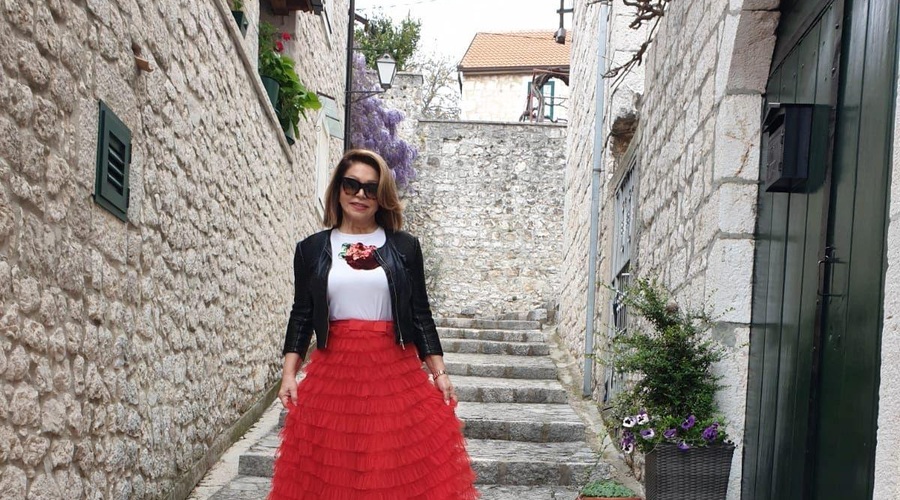 Neda Ukraden je za nov videospot izbrala svoj rojstni kraj. (foto: Osebni Album)