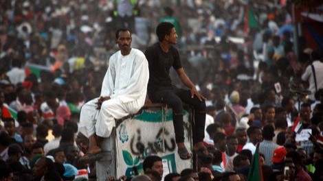 V Sudanu protestniki od vojske zahtevajo predajo oblasti civilistom