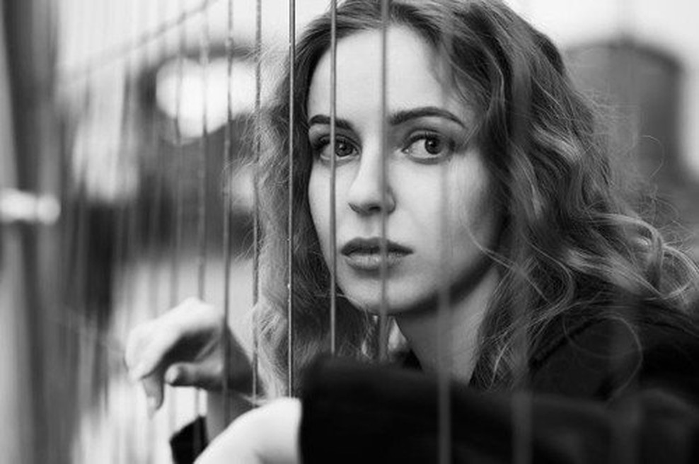 Malin Persson Giolito z intrigantnim in napetim romanom Živi pesek (foto: profimedia)