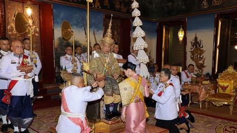 Kronanje: Med obredom si je tajski kralj nadel 7,3 kg težko krono