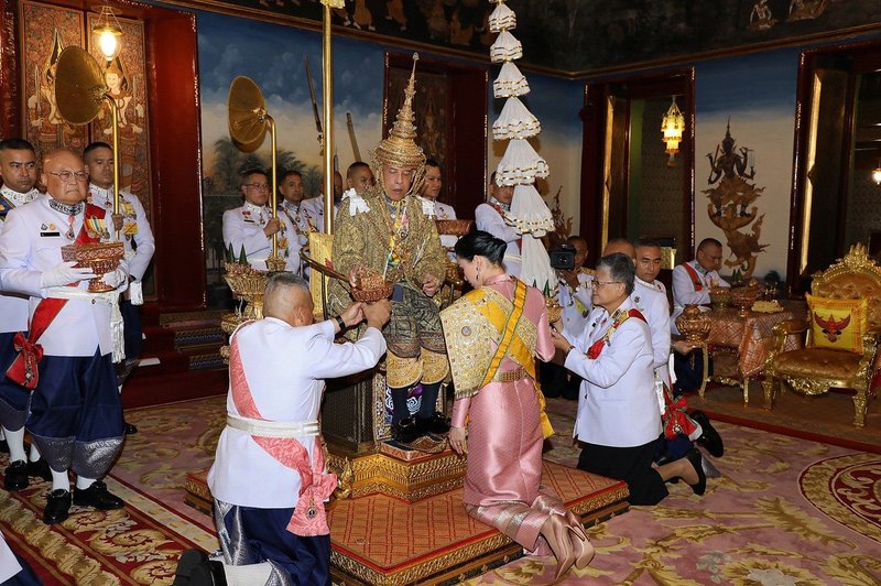 Kronanje: Med obredom si je tajski kralj nadel 7,3 kg težko krono (foto: profimedia)