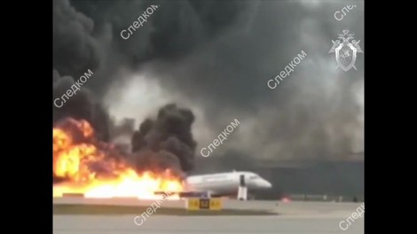 V zasilnem pristanku gorečega letala na moskovskem letališču umrlo 41 ljudi