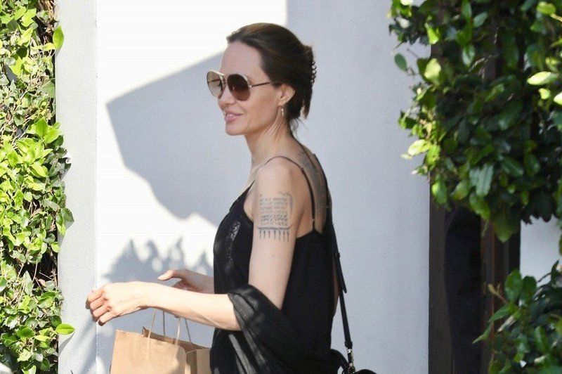Angelina Jolie: Večno elegantna v črnem (foto: Profimedia)