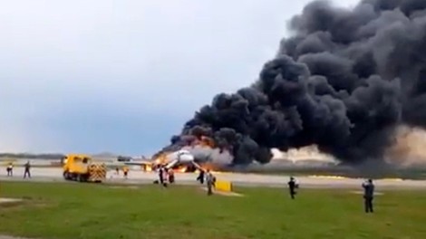 Črni skrinjici s potniškega letala, ki je zgorelo na moskovskem letališču, sta poškodovani