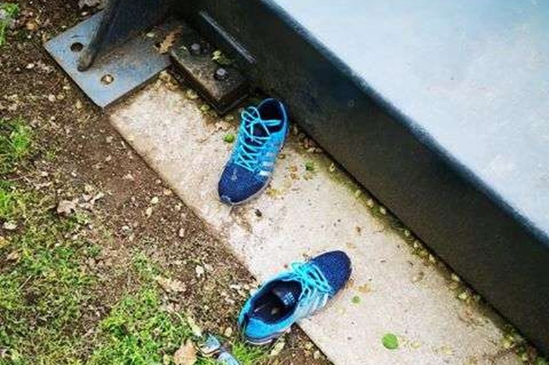 Kranjski policisti v povezavi z zapuščenimi čevlji in očali niso našli nikogar (foto: PU Kranj)