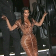 Kim Kardashian si zaradi bolezni šminka celo telo!